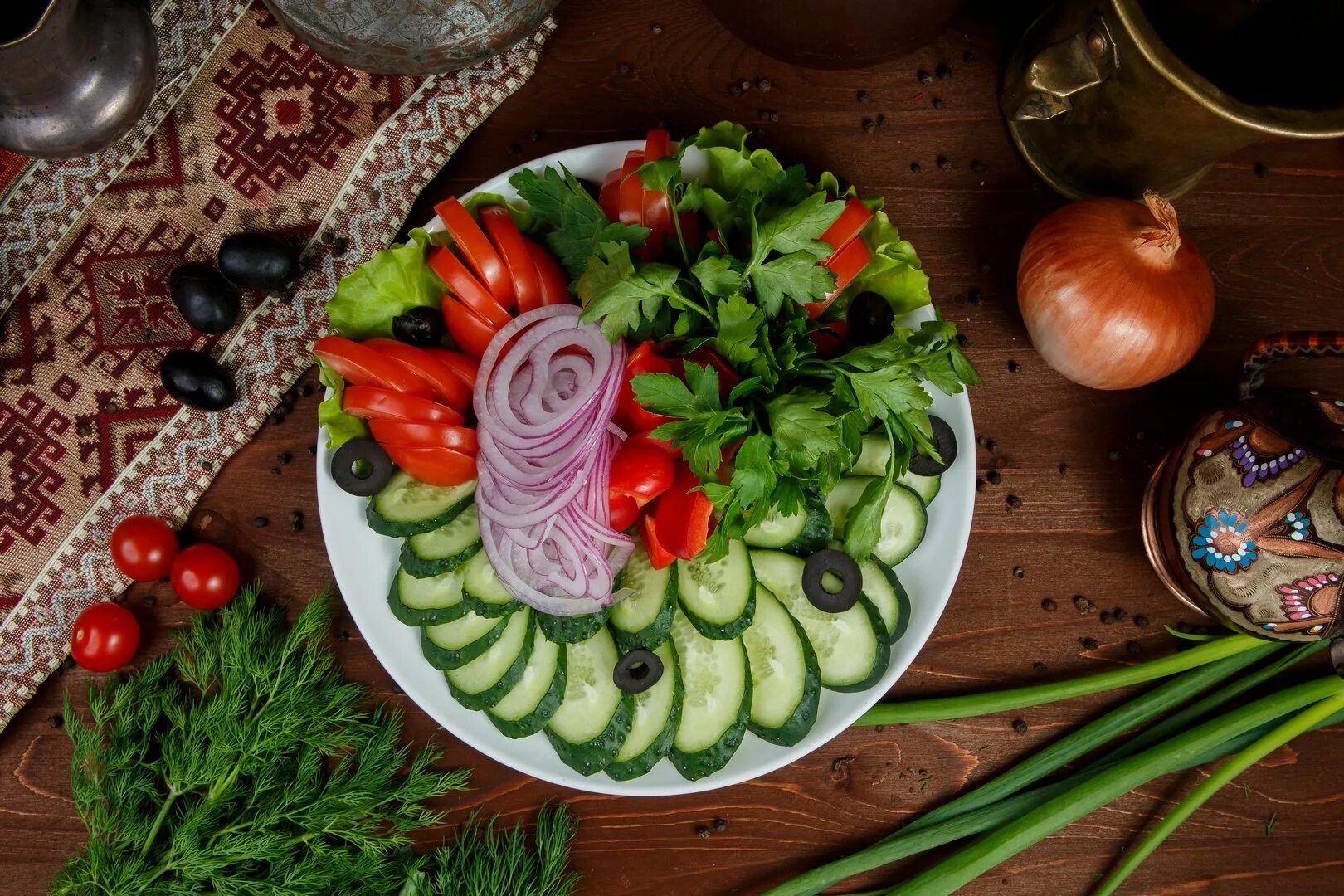 Овощи свежие на столе. Ассорти овощное. (Помидор, огурец, болгарский перец, маслины, зелень.). Овощное плато (огурцы, помидоры, болгарский перец, редис, зелень). Сюзьма помидоры огурцы. Овощная нарезка.