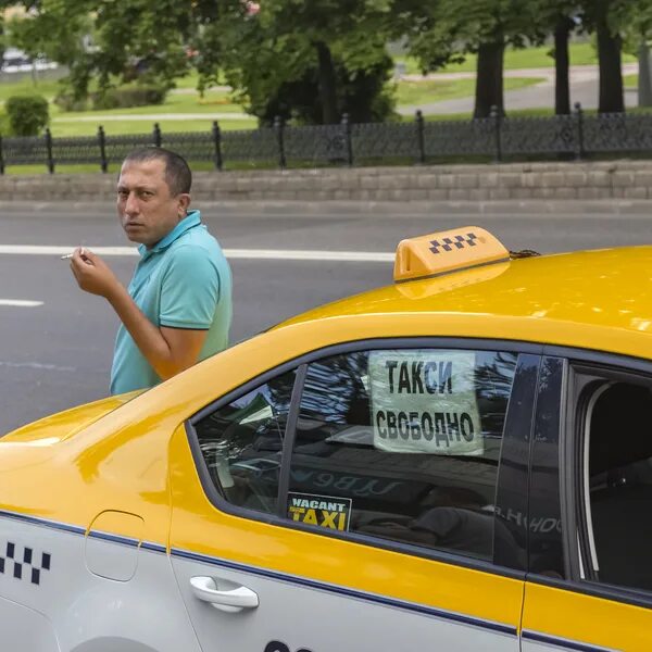 Водитель такси. Симферопольский таксист. Водитель такси симферополь