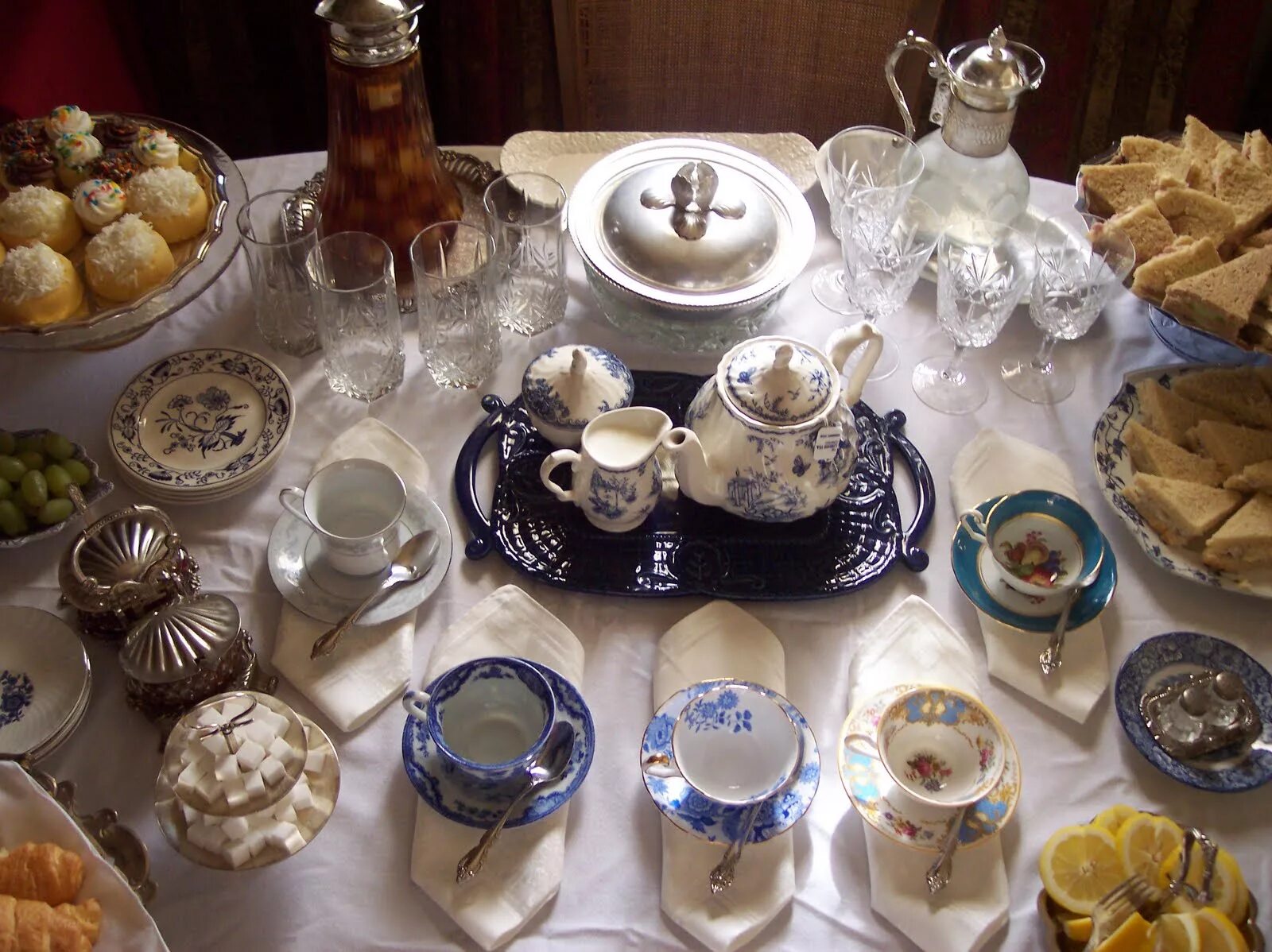 Накрывать на стол на английском. Чайная церемония в Англии Файв оклок. Сервировка чаепития. Сервировка стола для чаепития. Чайный стол для гостей.