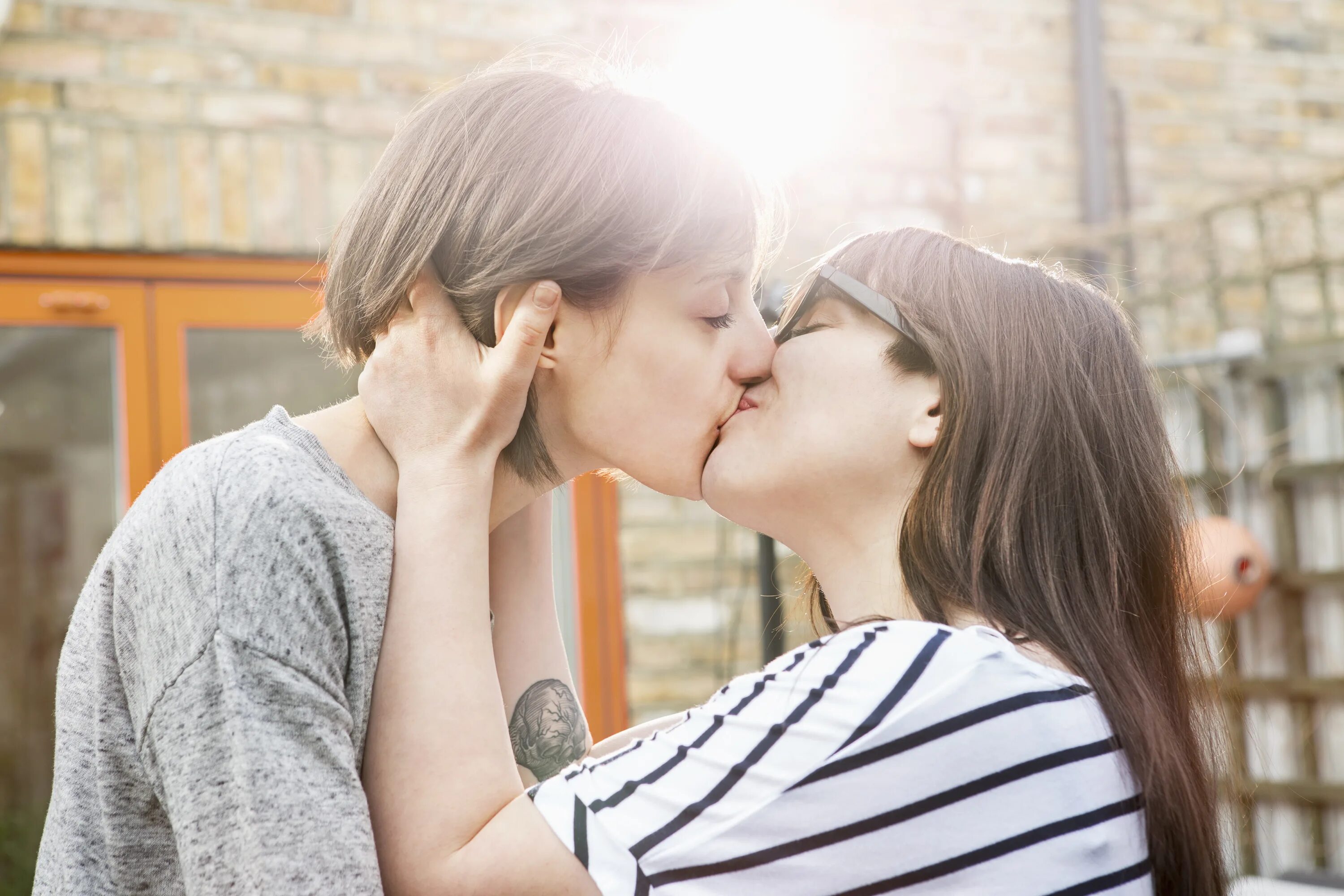 Doing lesbian. Поцелуй. Поцелуй девушек. Девушки целуются. Малолетний поцелуй.