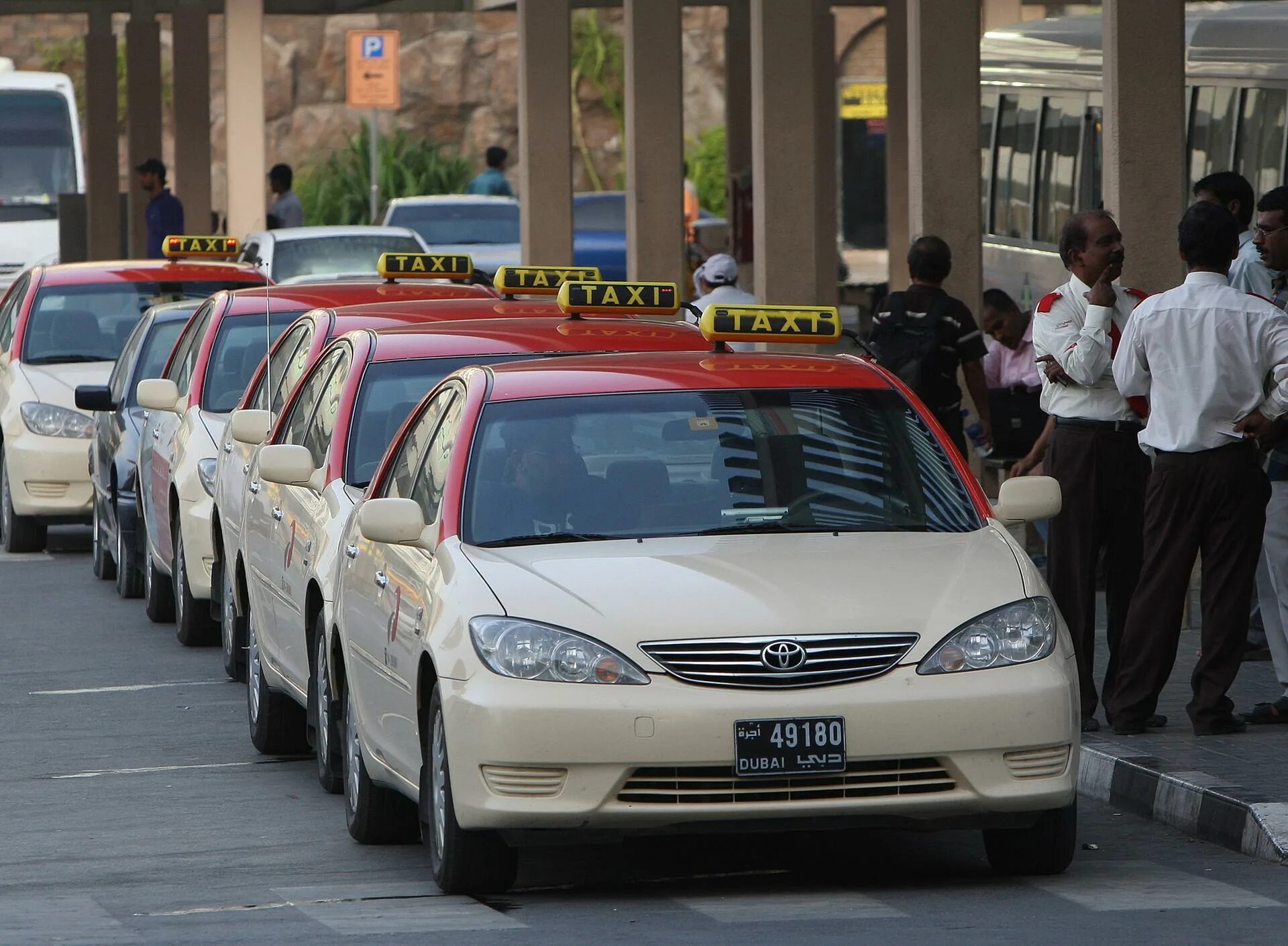 Такси в Абу Даби. Дубай аэропорт такси. Такси в аэропорту Абу Даби. Toyota Camry 2003 Taxi Dubai. Таксисты дубай