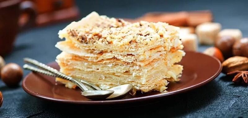 Постный торт наполеон. Торт слоеный наполеон русская нива. Постный торт наполеон. Торт наполеон с вишней и заварным кремом. Постный наполеон на минералке.