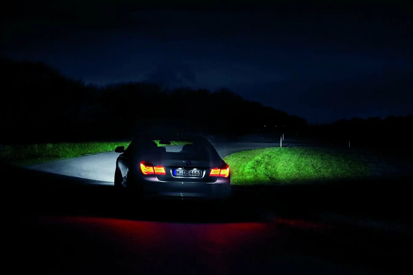 Фары в темноте видео. Фары машины в темноте. Автомобиль ночью. Автомобиль в темноте. Фары машины ночью.