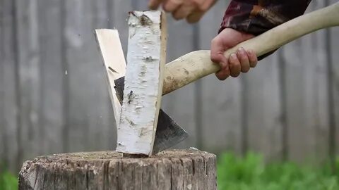 Почему с размаху легче расколоть полено топором
