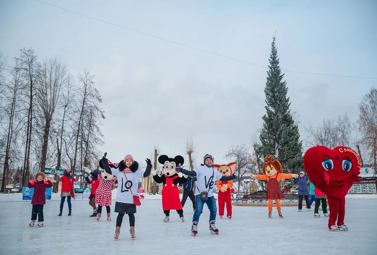 Каток на московской площади кемерово. Парк чудес Кемерово каток. Парк чудес Кемерово каток 2021. Каток в парке чудес Кемерово. Каток в Белокурихе.