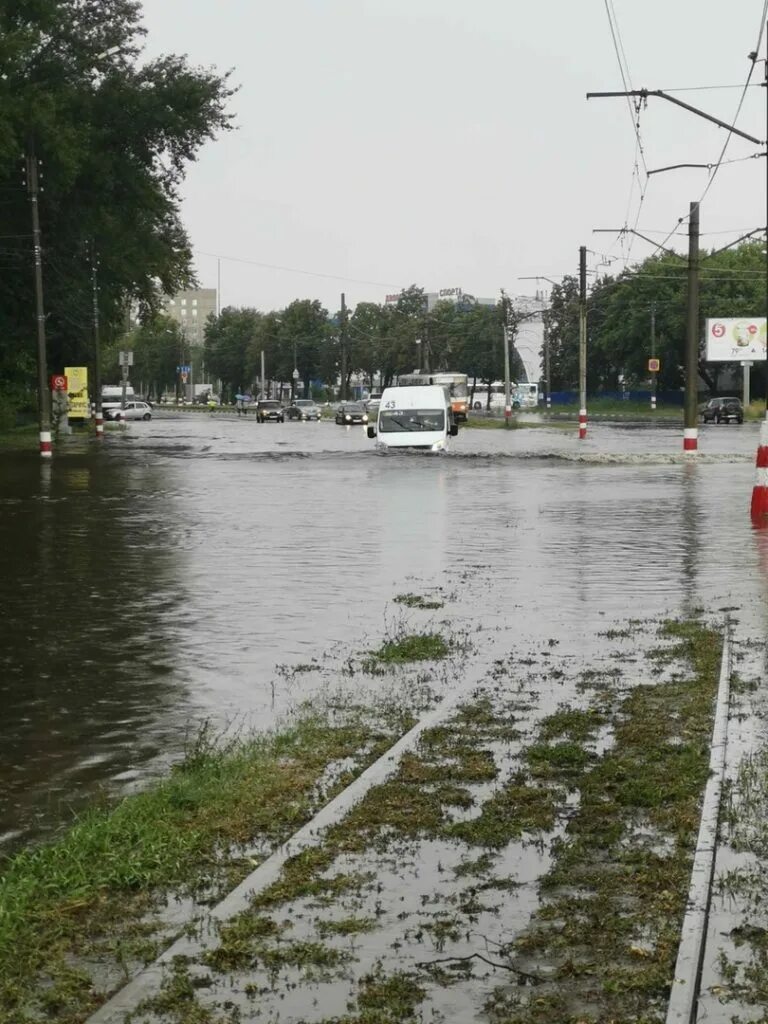 Какие улицы затопила в городе орске. Ульяновск потоп. Ульяновск потоп после дождя. Аквамолл Ульяновск затопило. Потоп в Ульяновске 2017.