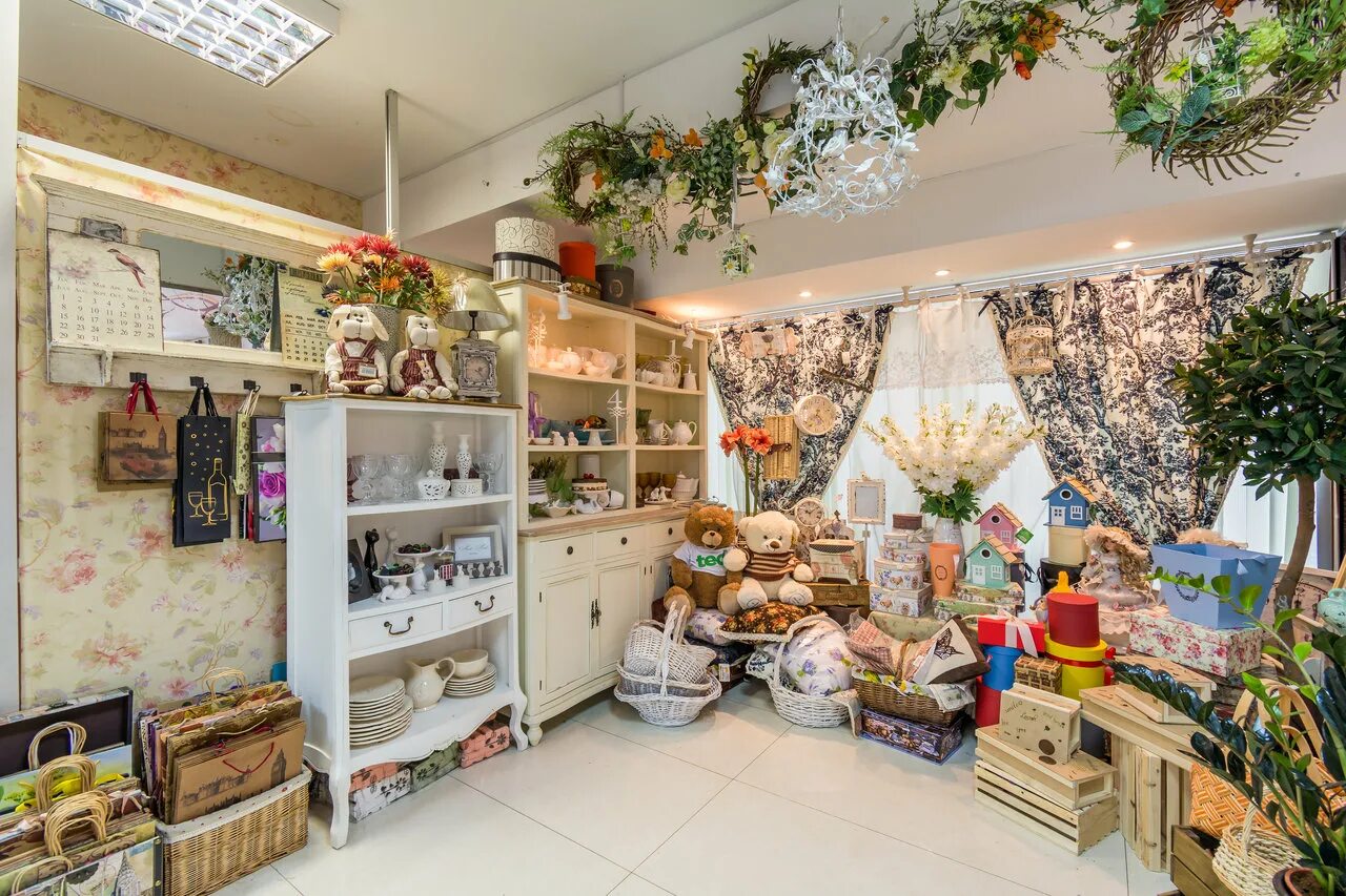 интерьер магазина цветов и подарков. магазин цветов и подарков. магазины цветов и игрушек. магазины цветов и игрушек. магазины цветов и игрушек.