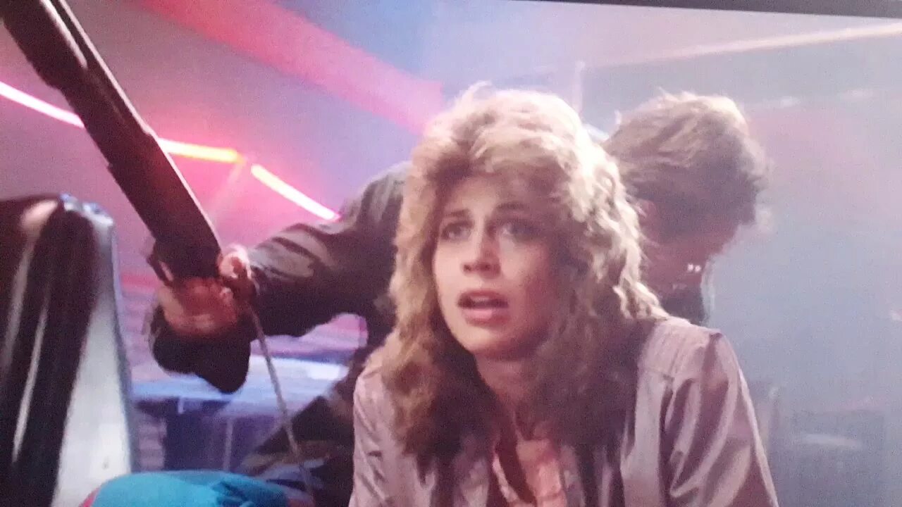 Терминатор 2 выходит из бара. Linda hamilton 1984. терминатор 1 в баре. терминатор 1984 сара. текнуар терминатор 1 в баре.
