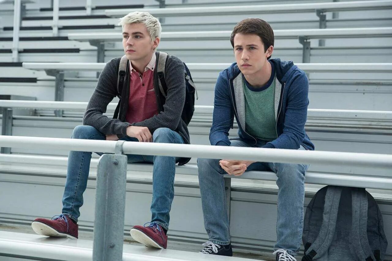 13 причин почему субтитры. Майлс хейзер. 13 reasons why. фильм 13 причин почему. майлс хейзер с парнем.