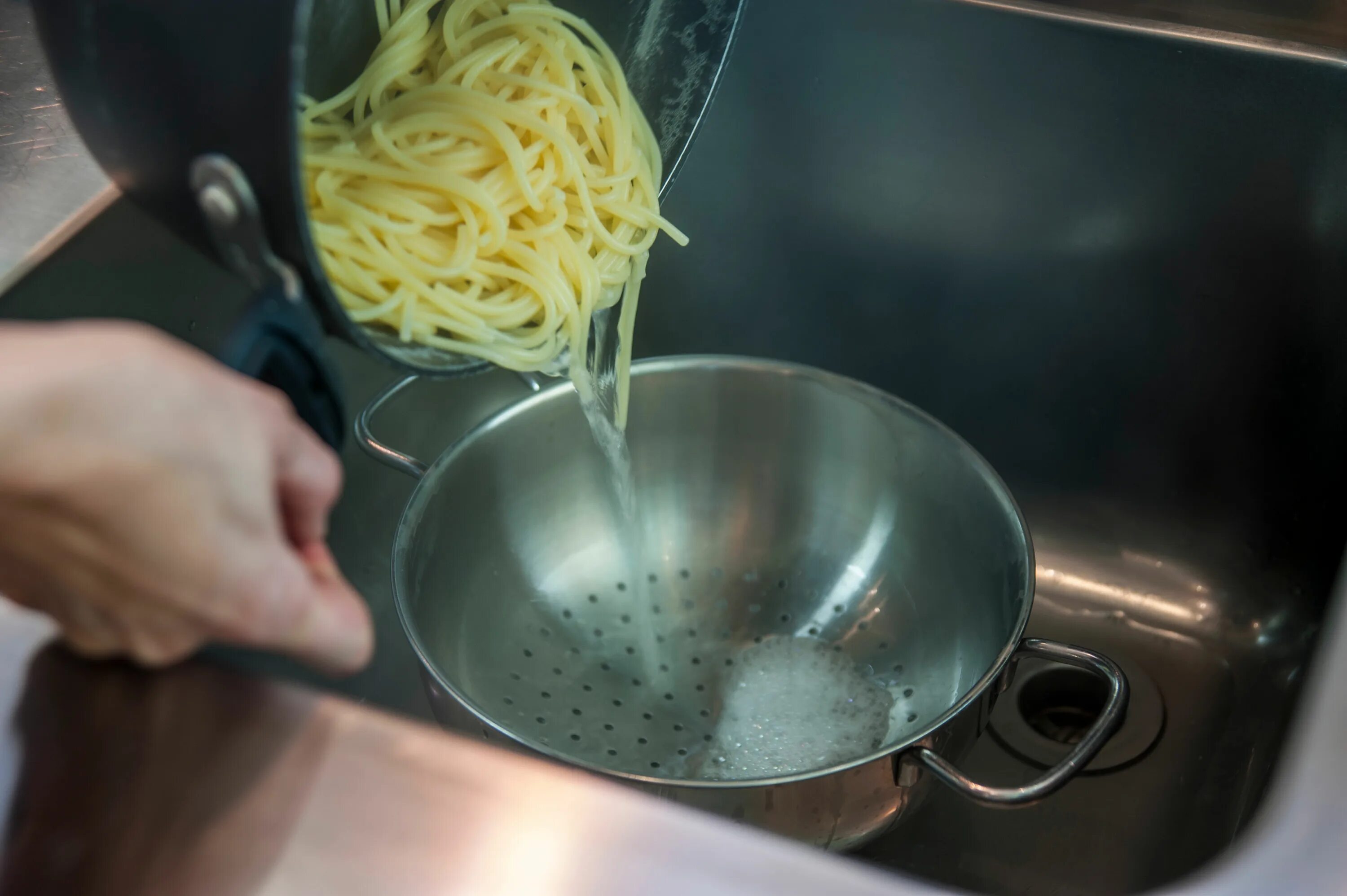Лапша без воды. Сливаем макароны в дуршлаг. Дуршлаг для спагетти. Дуршлаг для макарон. Слить воду с макарон.
