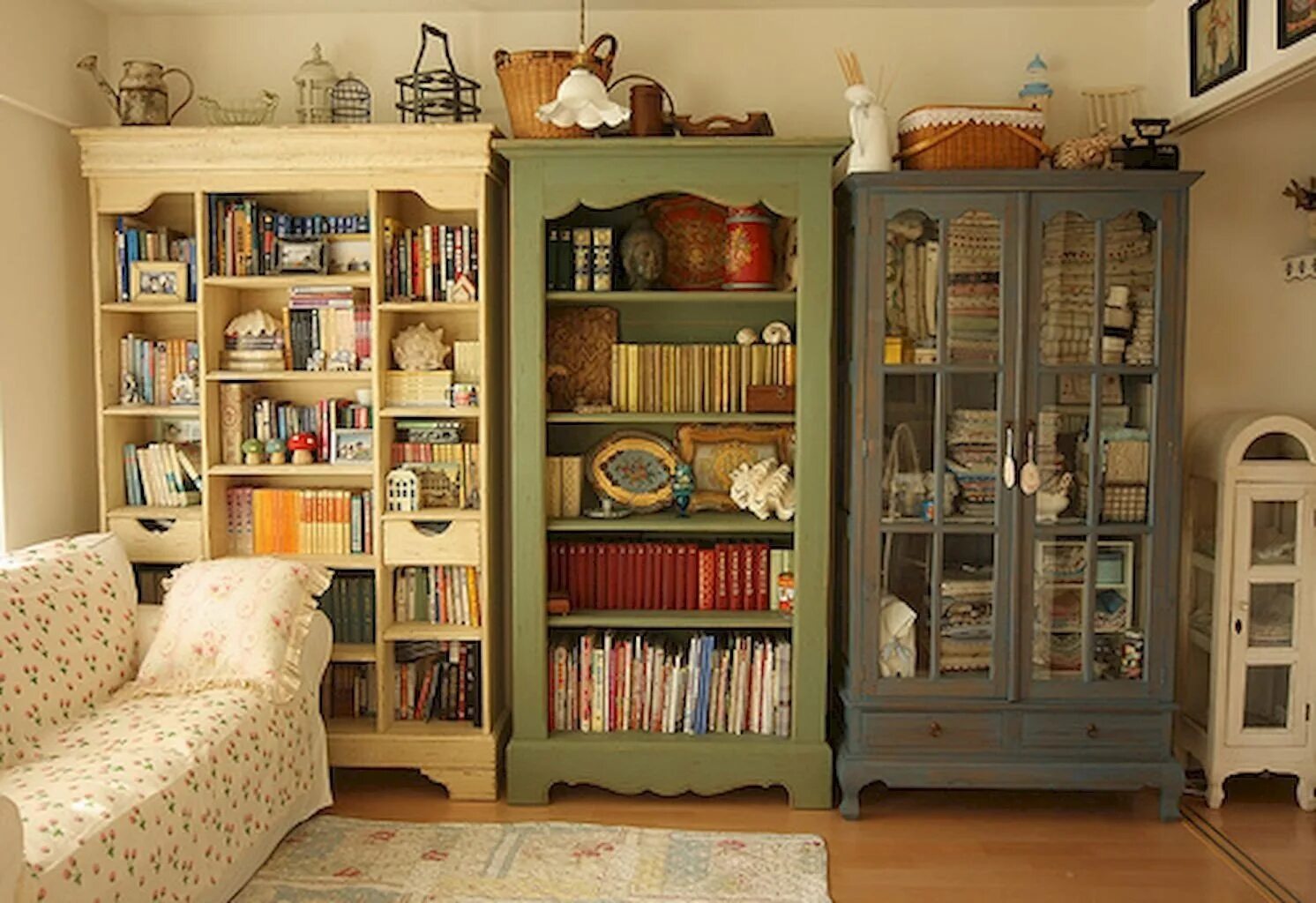 Старинный книжный стеллаж. Стеллаж в винтажном стиле. Шкаф в винтажном стиле. Шкаф в ретро стиле.