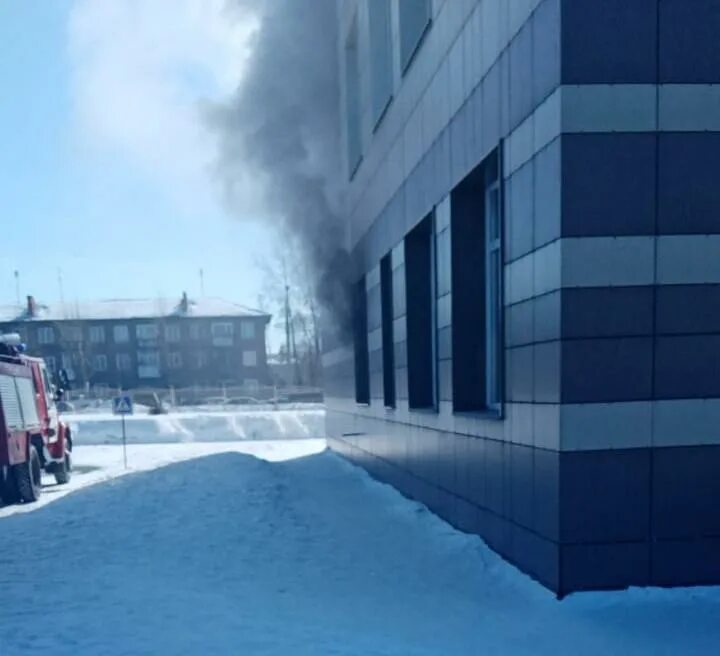 Что горело на левом берегу. Школа 67 Новосибирск. Пожар в школе. Горит школа в Новосибирске. Сгорела школа в Новосибирске.