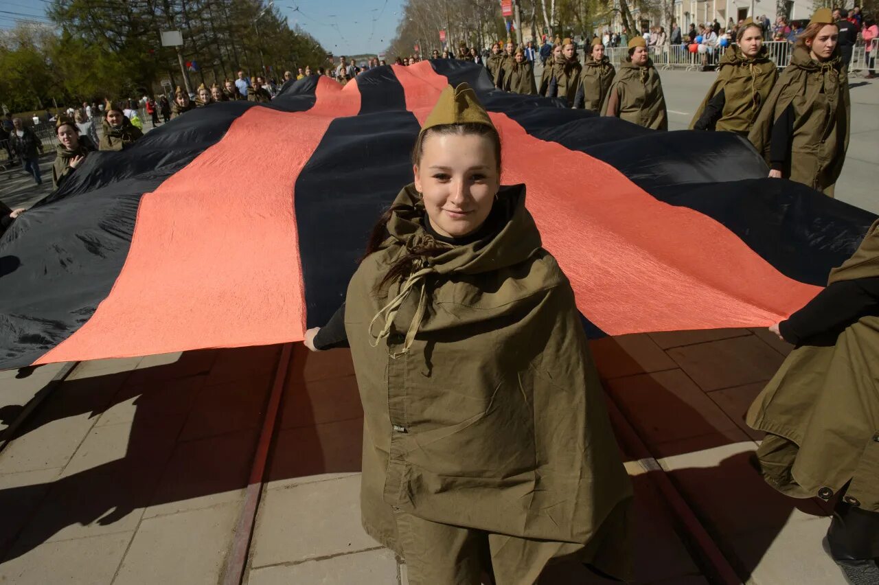 Пермский парад. Парад 9 мая. 9 Мая парад Победы. Шествие на 9 мая. День Победы парад.