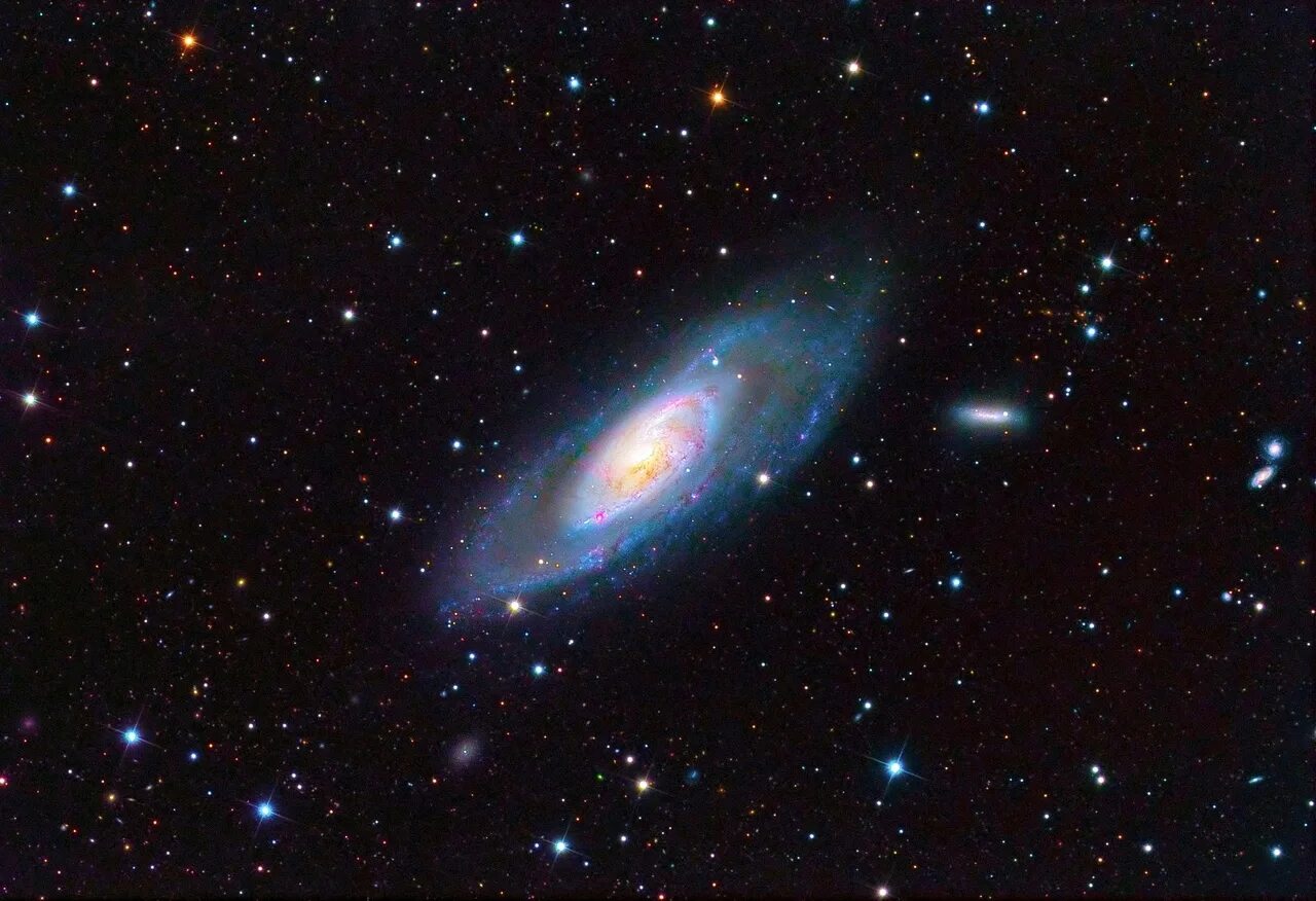 4 5 световых года. Спиральная Галактика m106. M 106 (Галактика). Галактика в созвездии гончих псов. Спиральные Галактики в созвездии гончие псы:.