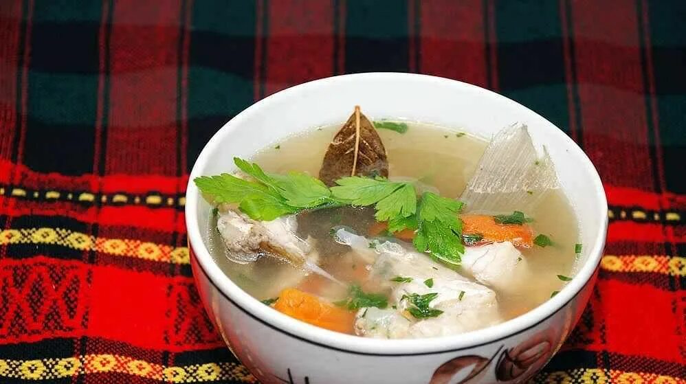 Уха рецепт быстро и вкусно. Уха из судака. уха из щуки. уха из голов судака. уха из головы судака.