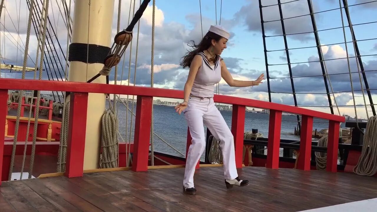 Раскачай меня палуба. Танцы на палубе лайнера. Танцы на палубе корабля. Вечеринка на палубе. Девчонки танцуют на палубе.