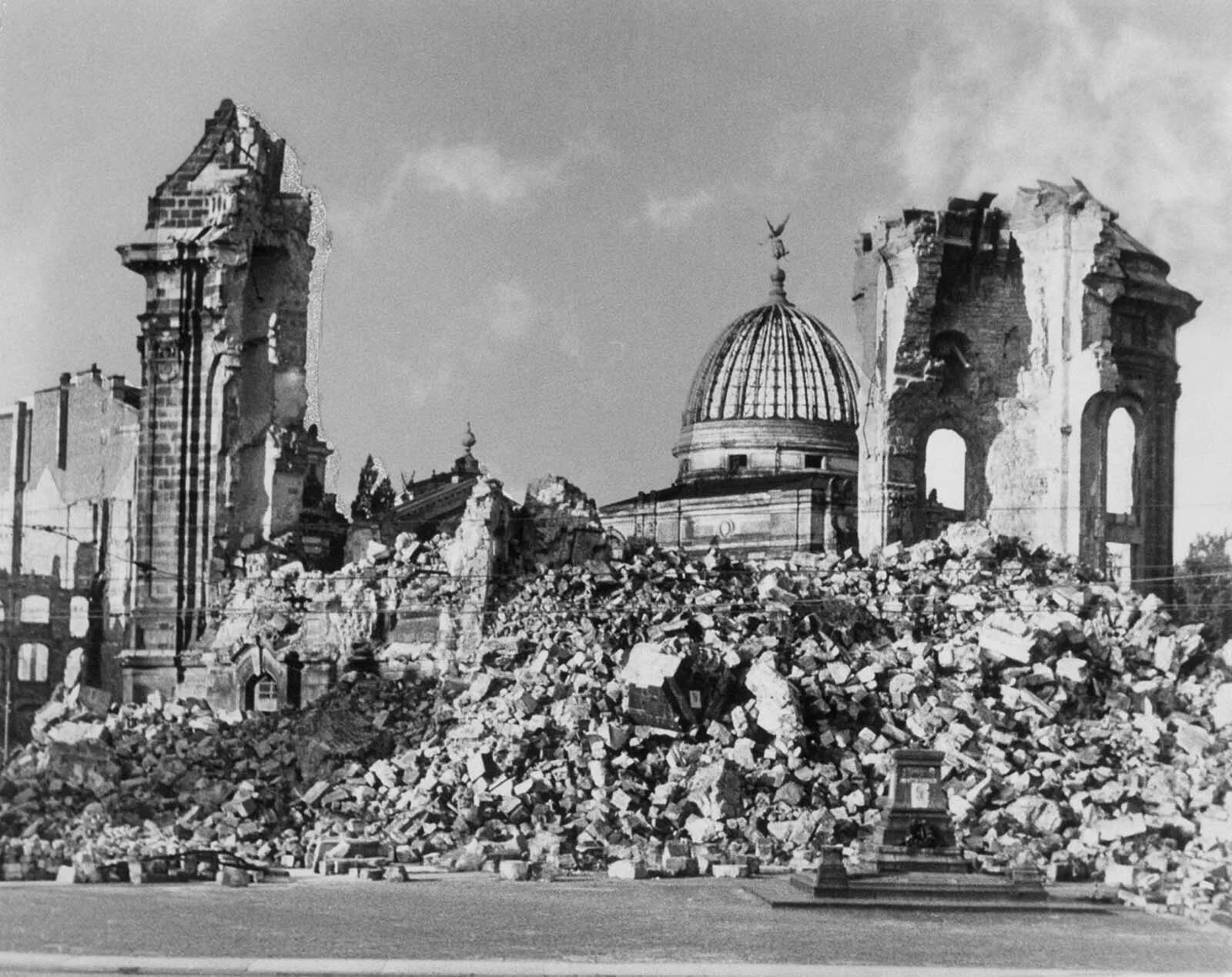 Германия после 1945. Дрезден Фрауэнкирхе 1945. Дрезден после бомбежки 1945 год. Руины Дрездена 1945.