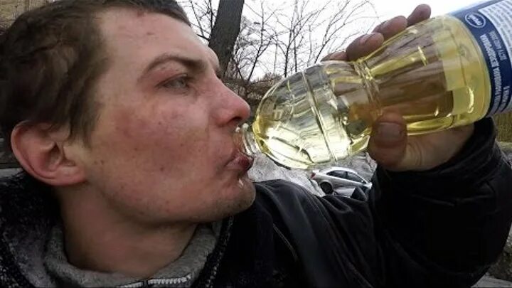 Мужик мочит. Парень с пивом на диване. Джон у. Человек рвет на себе одежду. Женский сок для мужчин.
