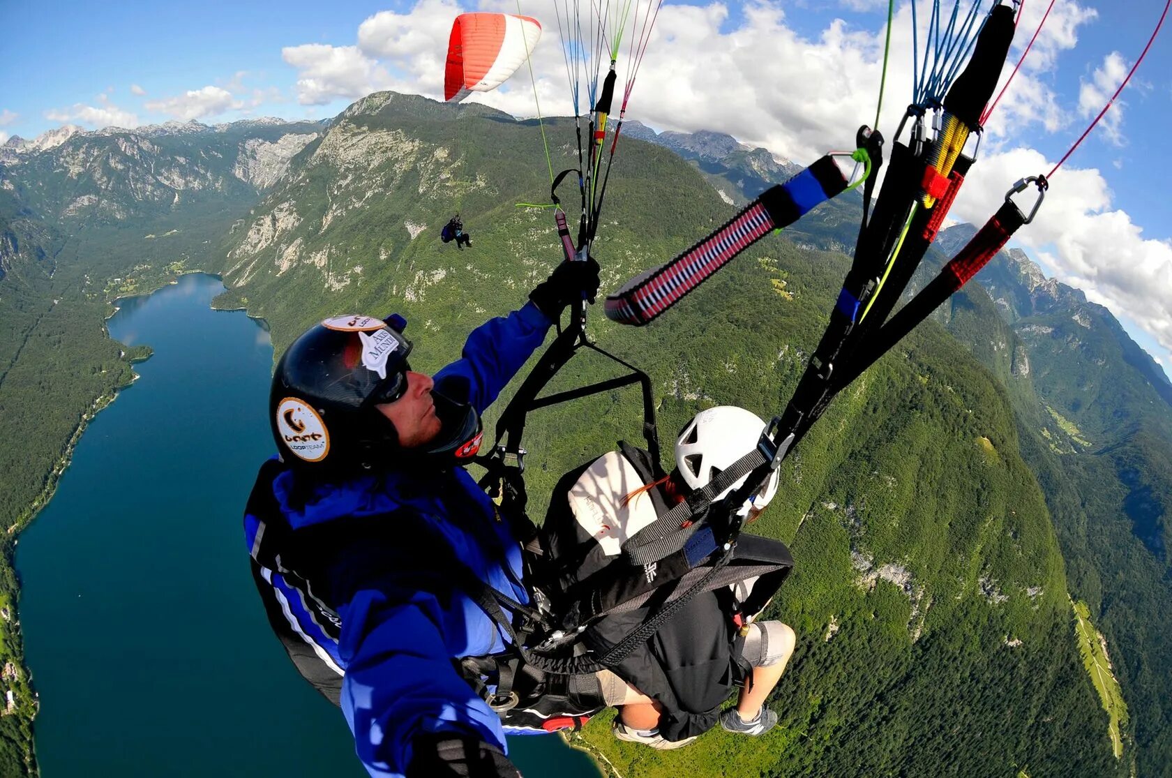 Прыжок с парапланом москва. Параглайдинг ереван. Полеты на параплане в крыму с инструктором. Параплан тандем. Полет на параплане тюмень.