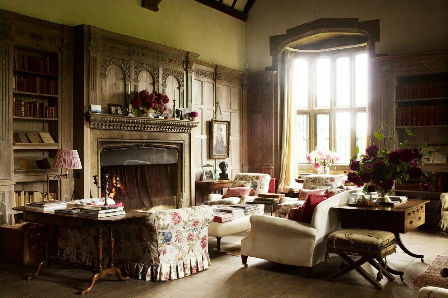 Old living room. Англия коттедж Викторианский стиль внутри. Викторианский стиль интерьера в Англии 19 века. Манор Хаус Англия интерьер. Интерьер Кантри Викторианский стиль.