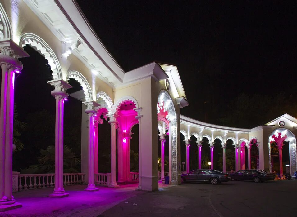 Колоннада в сухуми. Гагрская колоннада абхазия. абхазия колоннада ночная. колоннада сухум. абхазия гагры 2025 колонада.