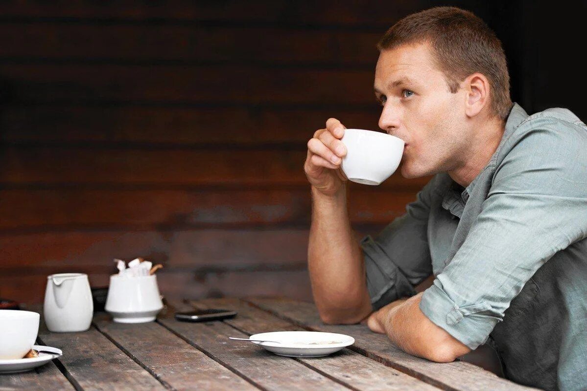 I drink coffee the morning. Мужчина пьет кофе. Парень пьет кофе. Парень пьет чай. Пить кофе.