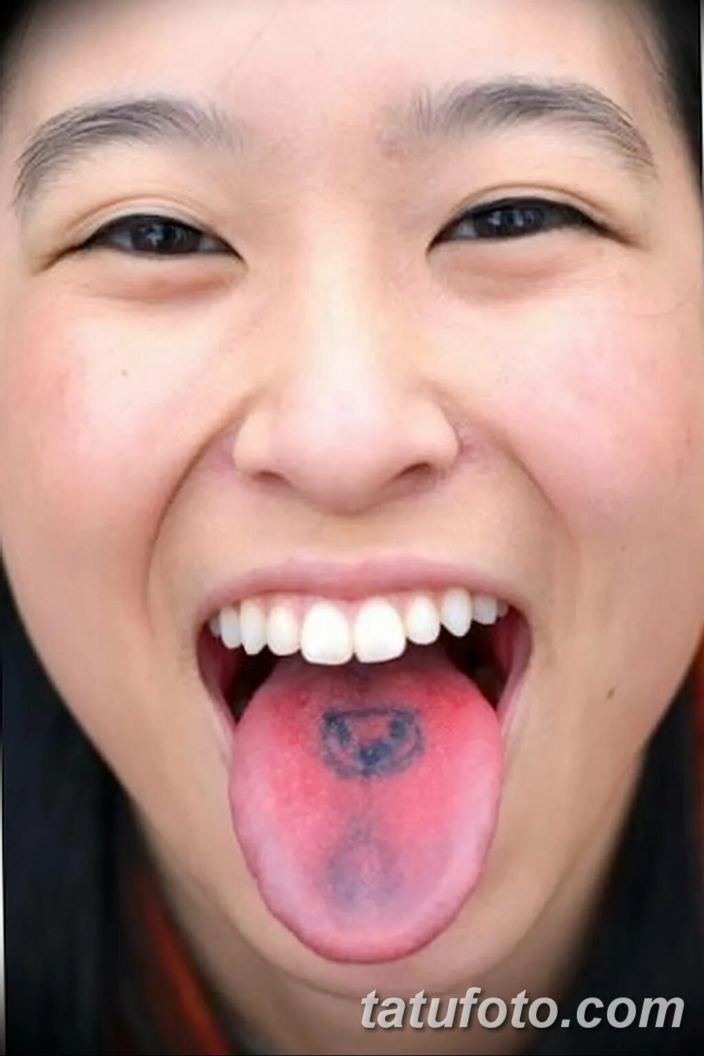 англичанин удивляется. странные языки. странные языки. неудачные татуировки на языке. странные языки.