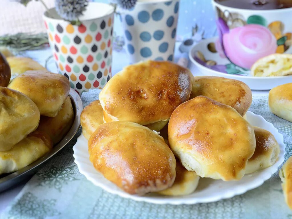 Постные пирожки. Постные пирожки с капустой. Постные пирожки в духовке. Постные пирожки без дрожжей. Чем смазать постные пирожки для румяной корочки