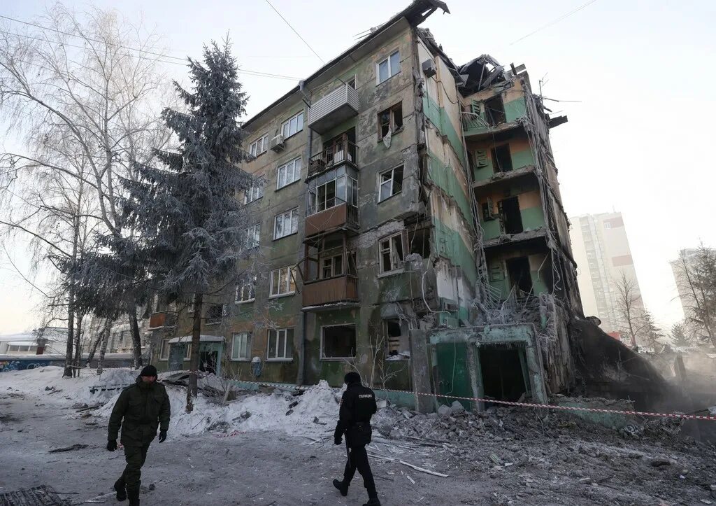 Шестиэтажный дом. Пятиэтажный дом. Новосибирск бомбят. Новосибирск бомбят. Разрушенное здание.
