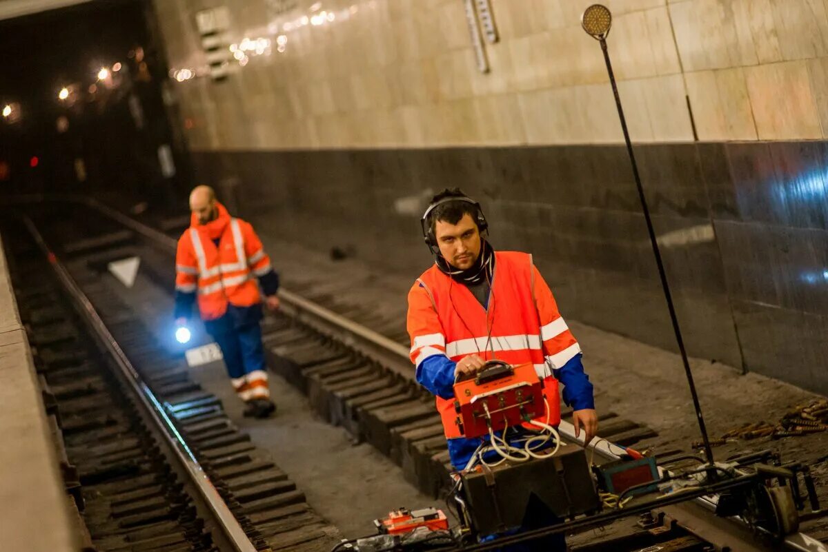 Дефектоскопия в Московском метрополитене. Служба пути Московского метрополитена. Монтер пути метрополитен Москвы. - Уборщик станций и депо метрополитена. Работник московского метрополитена