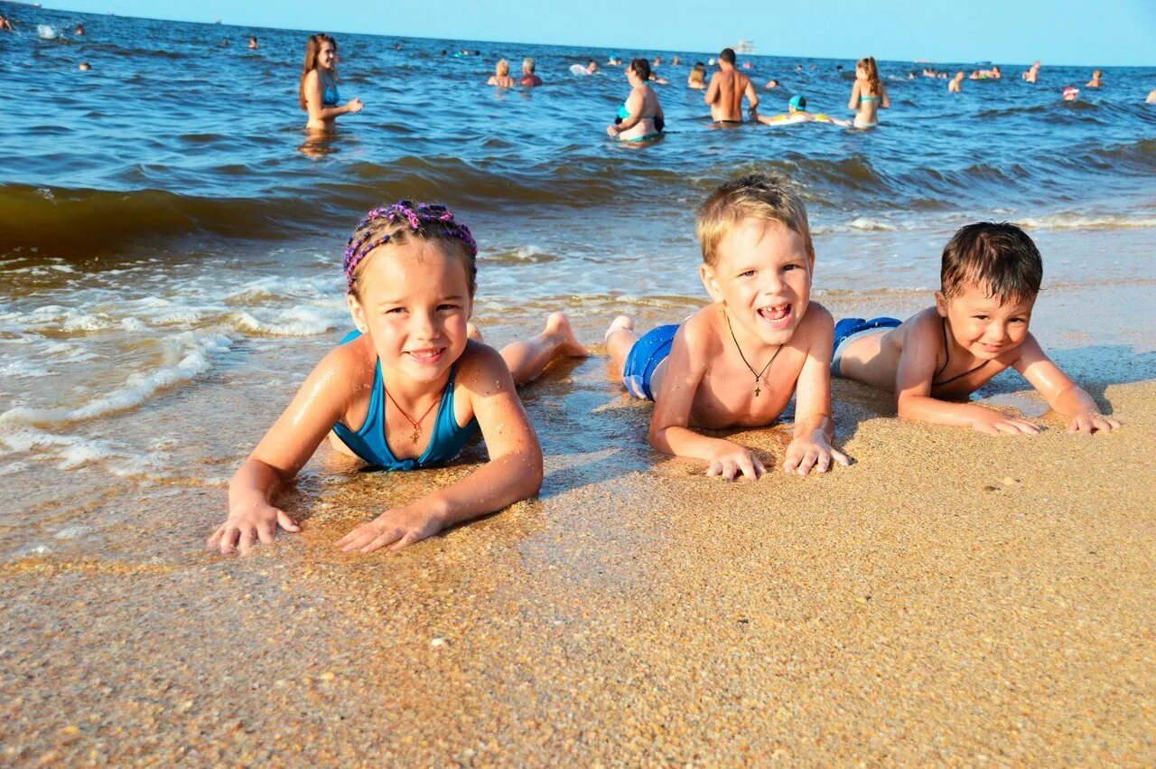 Детский пляж. Дети на море. Пляжи Азовского моря дети. Дети на Азовском море.
