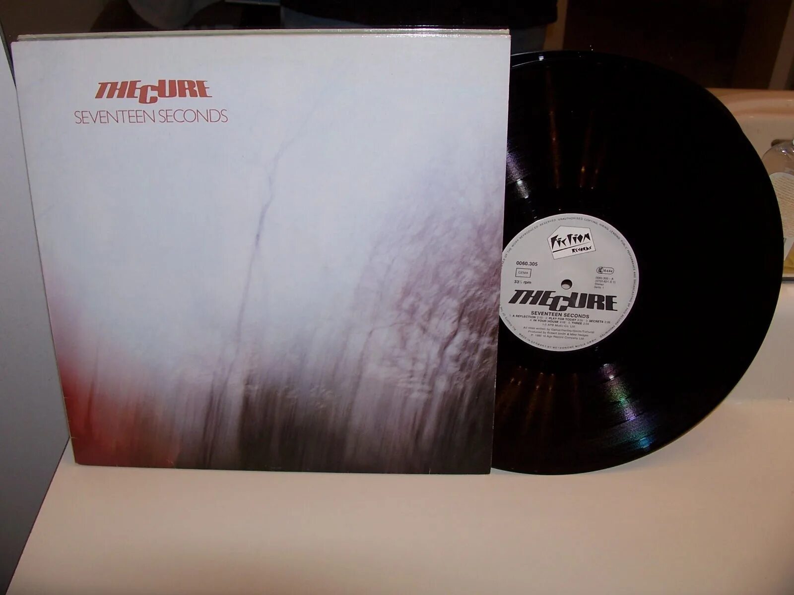 17 seconds. The Cure Seventeen seconds 1980. The Cure Seventeen seconds обложка. Seventeen seconds the Cure альбом. The Cure Japanese Whispers.