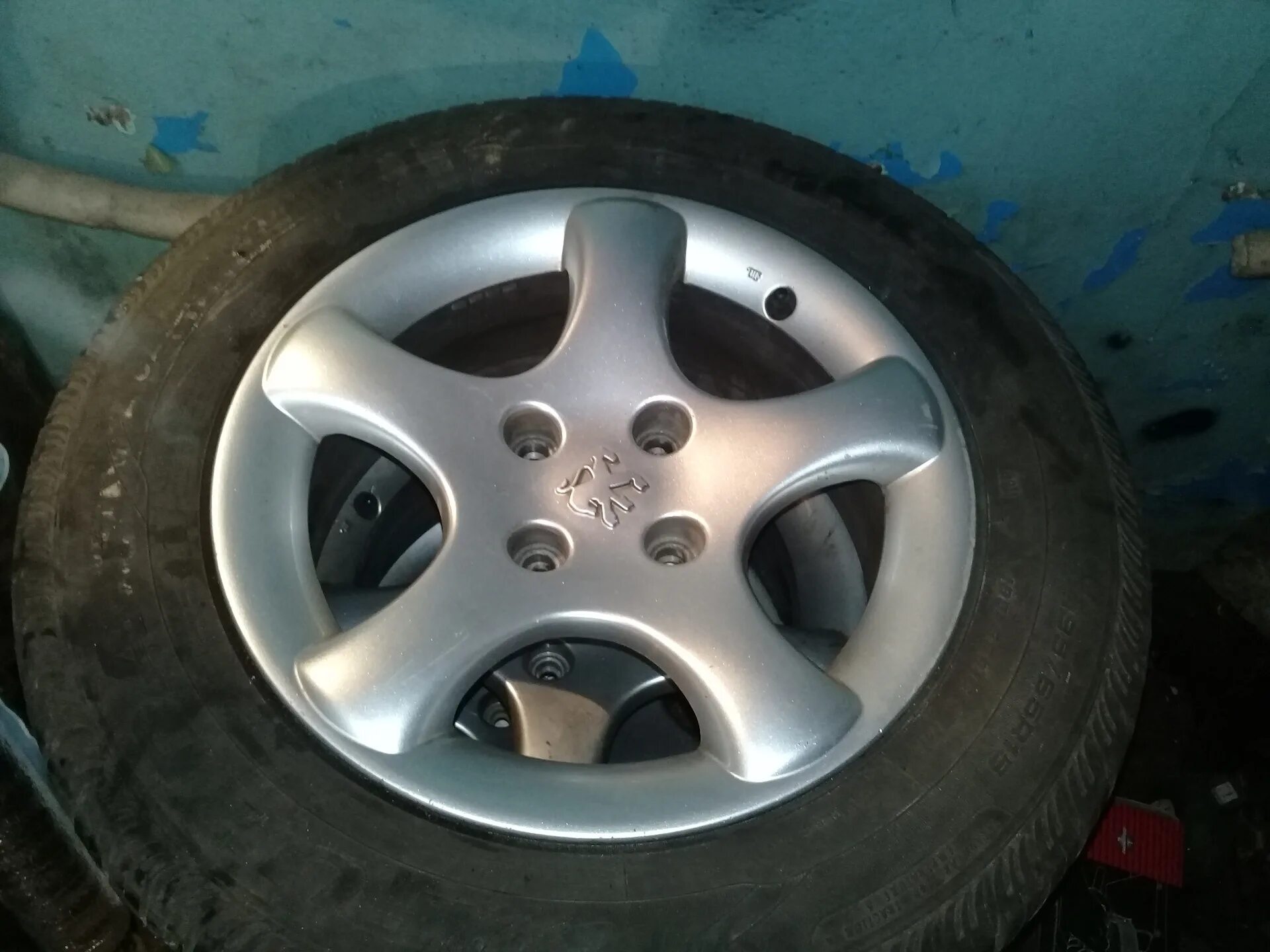 Литые диски r15 пежо. Литые диски на пежо 308 r16 оригинал. Диск saturn r15. Литые диски r15 пежо. Диски peugeot r15.