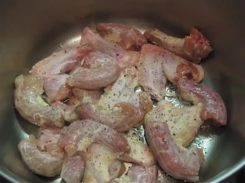 Можно ли собакам куриные шейки. Куриные косточки суб продукьы. Можно ли собакам куриные шейки. Горлышки куриные вареные. Куриные шейки в красном соусе.