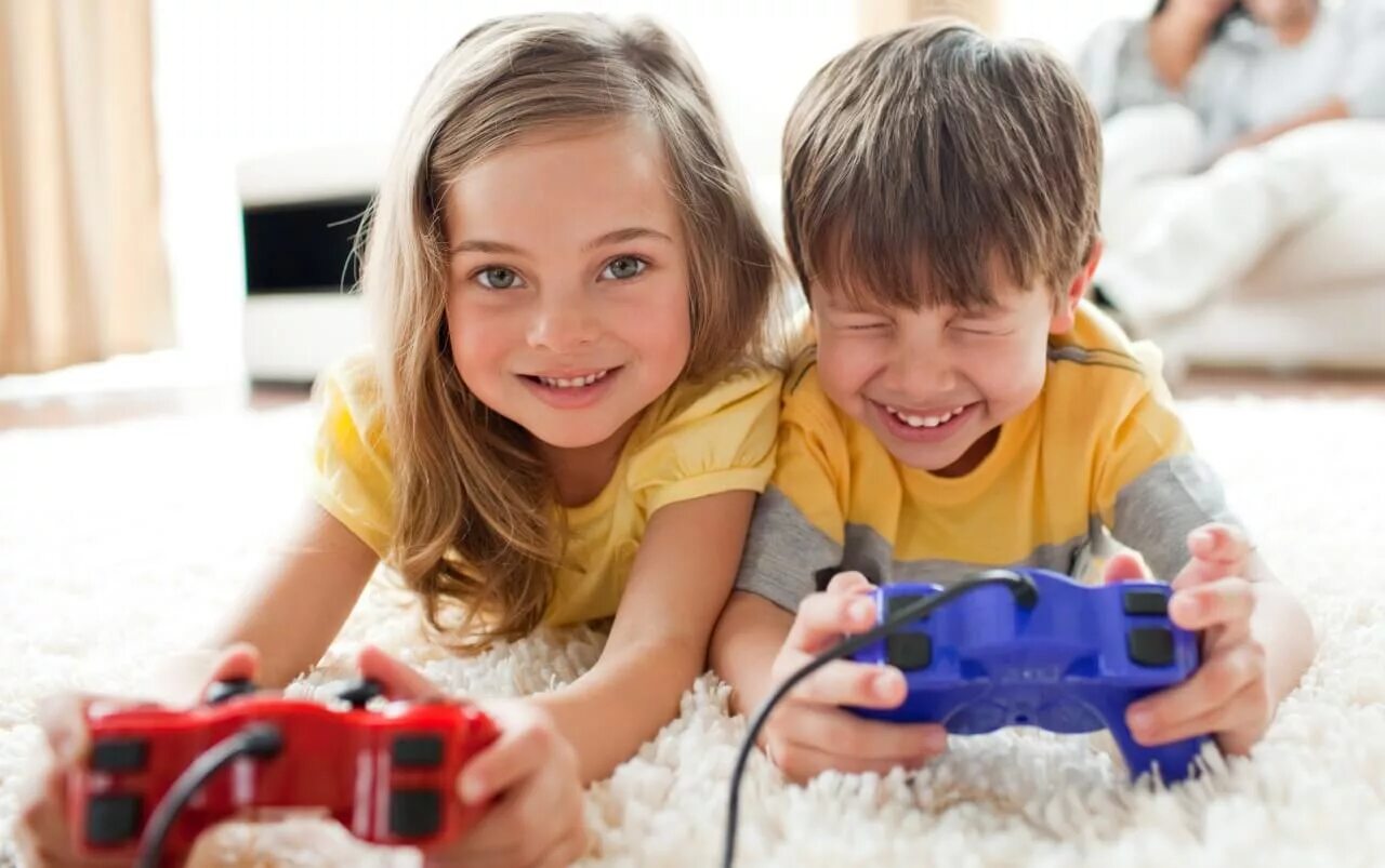 Довольный ребенок. Дети играющие в Видеоигры. Дети играют. Дети брат и сестра.
