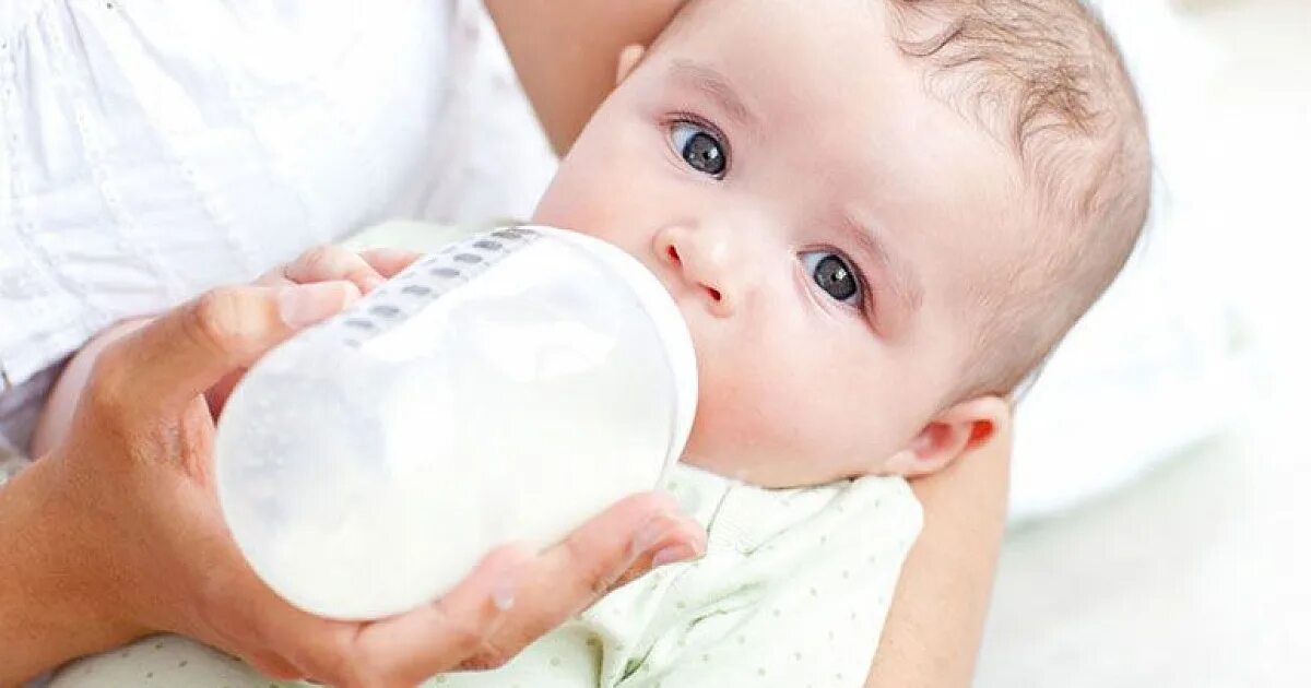 Бутылочка сын. Младенец с бутылочкой. В 8 месяцев ребенку пропало молоко.