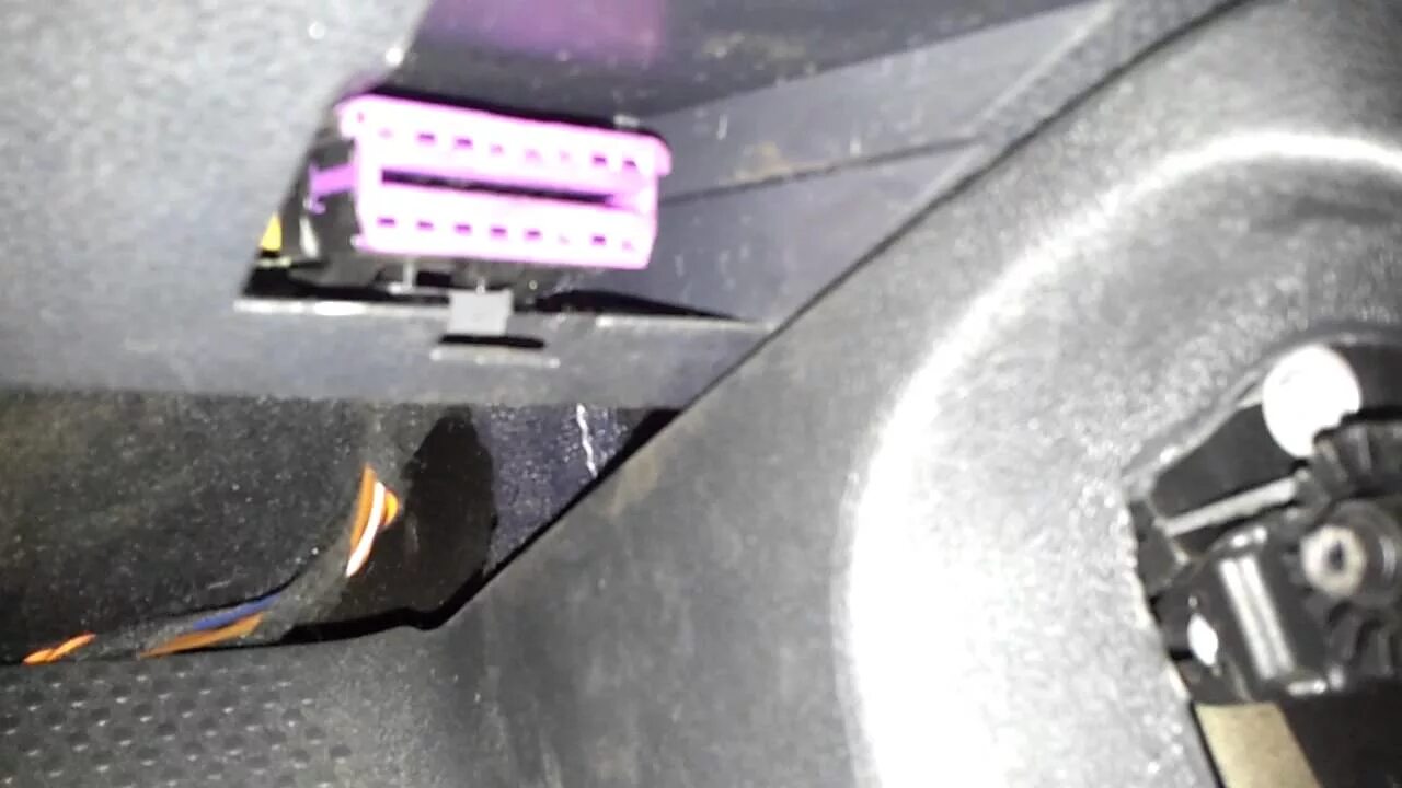 Как снять разъем шкода. Разъем obd2 skoda octavia a5. obd разъем октавия а5. шкода фабия разъем обд 2. шкода октавия а5 obd разъем.