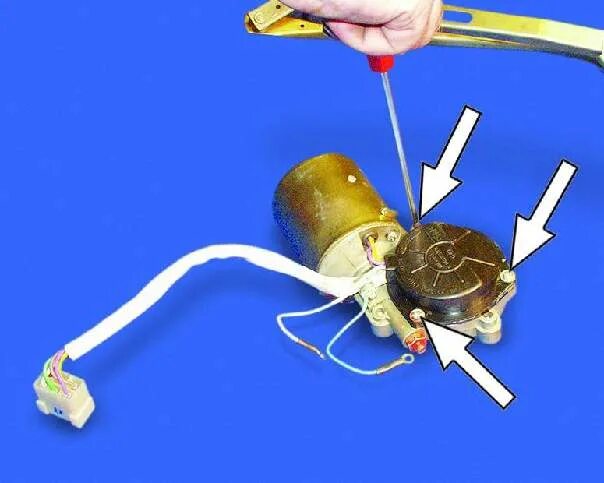 Предохранитель моторчика стеклоочистителя. Мотор стеклоочистителя ВАЗ 21099. Биметаллический предохранитель стеклоочистителя ВАЗ 2109. Разборка моторчика стеклоочистителя ВАЗ 2109. Болт крепления стеклоочистителя ВАЗ 2109.