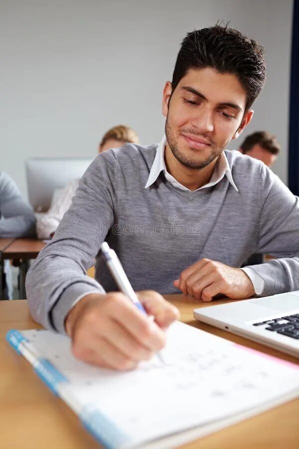 My brothers students. Университет студенты. Обучение взрослых. Students studying. Университет картинка студенты на паре.