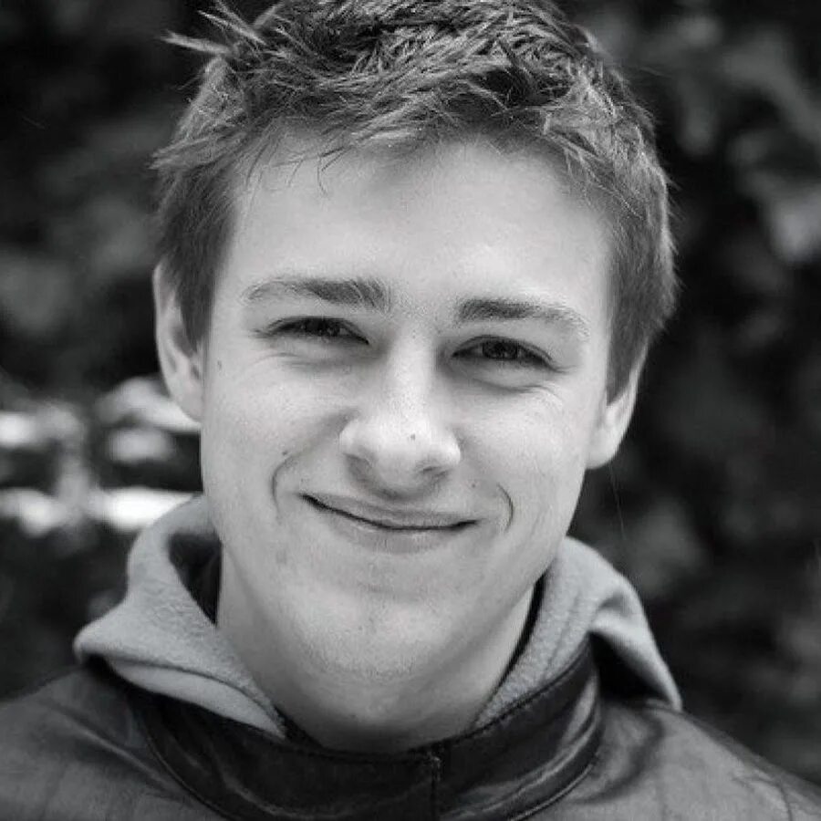 Мб человек. Тейлор китч 2020. Салон автомобиля с людьми. Обычный парень. Кузница люди работают.