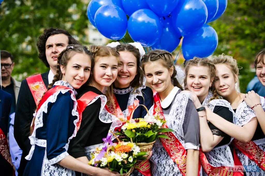 Девятиклассники и одиннадцатиклассники. Одиннадцатиклассники. Одиннадцатиклассники выпускной. Красивый одиннадцатиклассник. Фото одиннадцатиклассников.