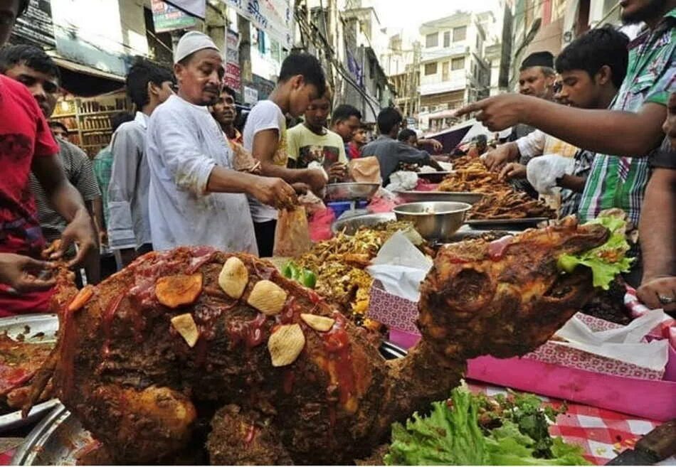 готовят верблюда. жареный верблюд фаршированный. верблюд фаршированный бедуинское блюдо. фаршированный верблюд на бедуинской свадьбе. фото приготовленный верблюд.