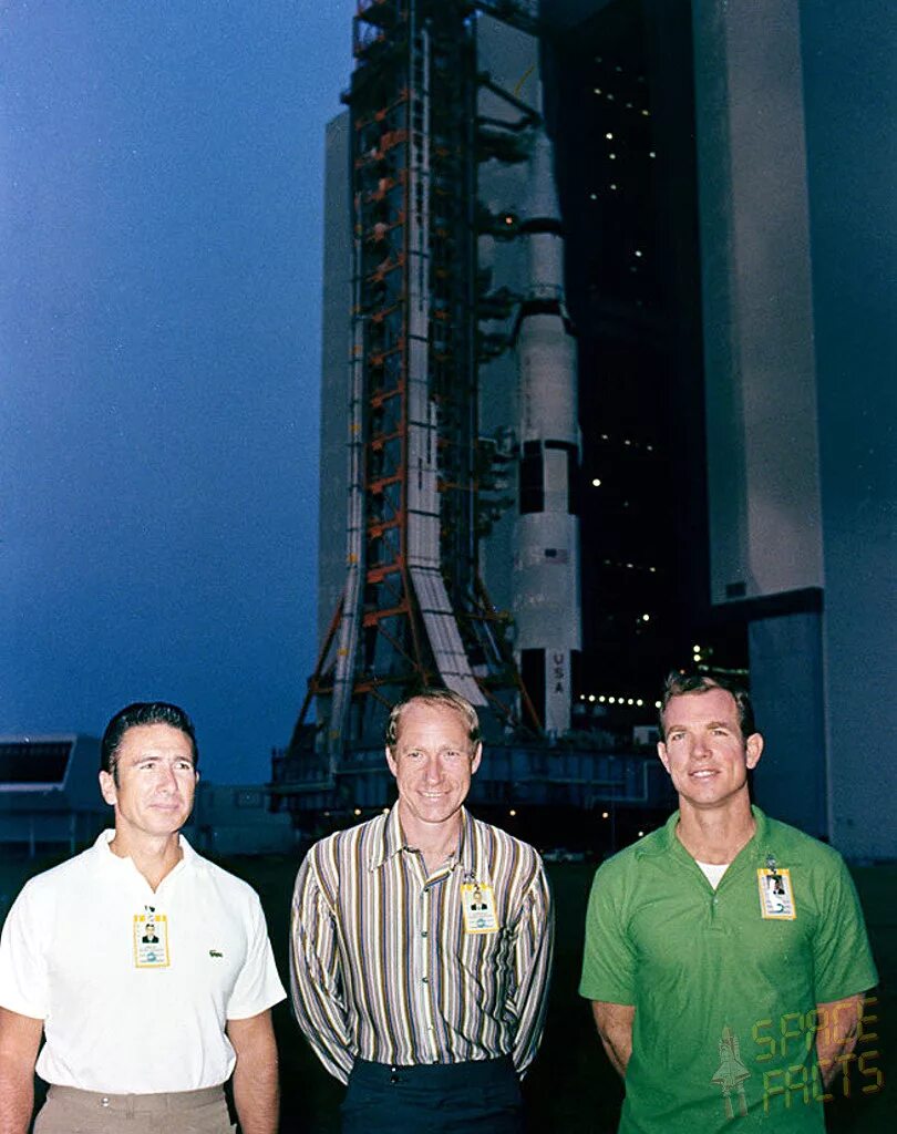 Пальцы экипажа аполлон-15. Экипаж аполлон 15. Apollo 15. Наса аполлон 15. Аполлон-15 уорден один на орбите.