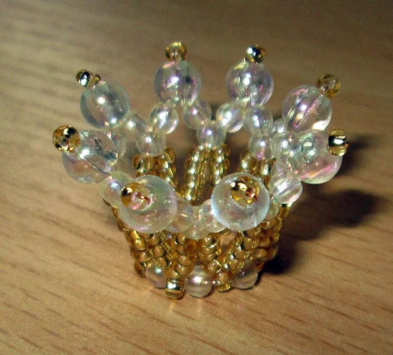 Диадема бисер. Кольцо из бисера корона. Диадема из стекляруса. Изделия из бисера корона. Маленькая корона из бисера.
