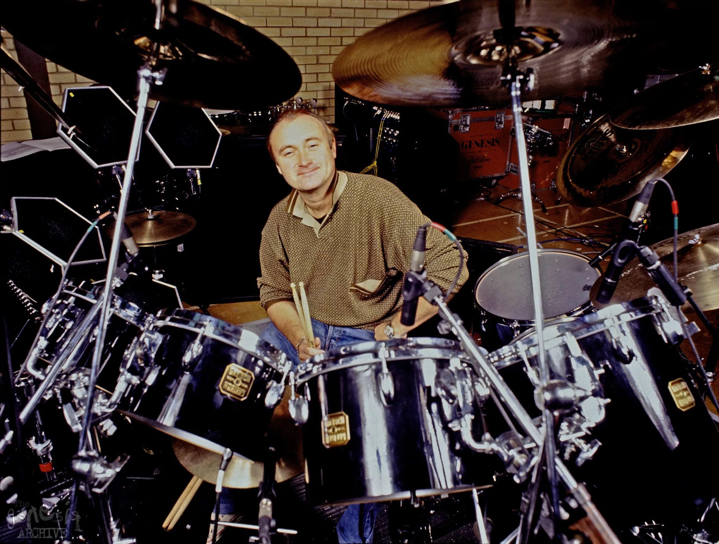 Томми олдридж ударник. Genesis phil collins. Фил коллинз барабаны. Барабанщики виртуозы фил коллинз. Фил коллинз барабанщик.
