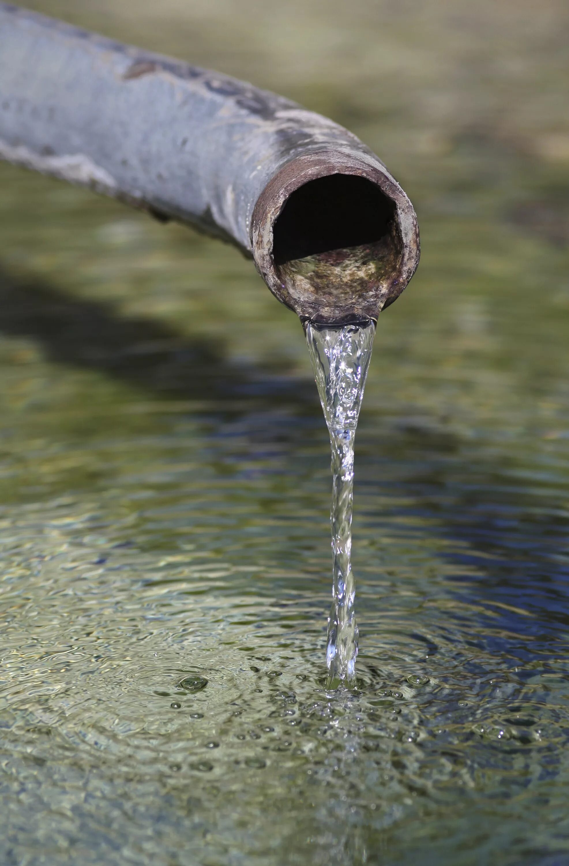 Трубы для воды. Труба для питьевой воды. Труба из которой льется вода. Струя воды из трубы.