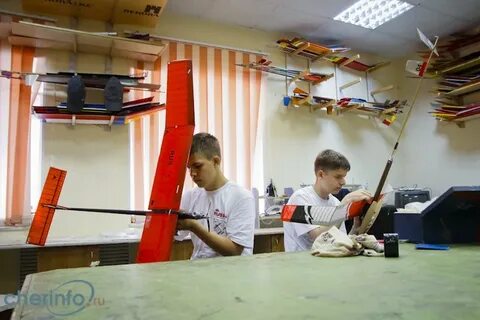 На кружок по авиамоделированию записались шестиклассники