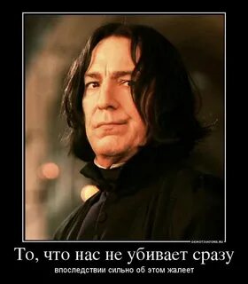 Загадочно улыбаясь профессор крутил в руках простенькую