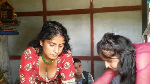 desi girl showing b**bs boobs cleavage by mistake in diwali tikka - YouTube...