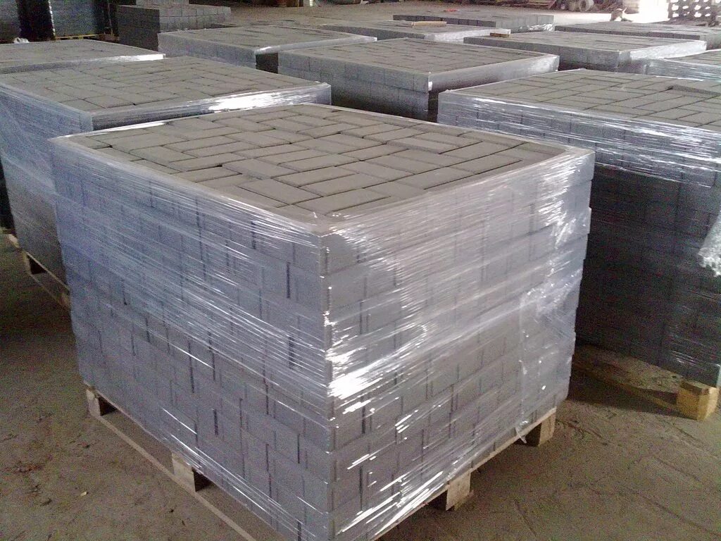 Тротуарная плитка на поддоне. Упаковка брусчатки на поддоне. Тротуарная плитка на поддоне. Тротуарная плитка упаковка. Брусчатка на паллетах.